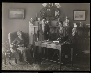Porträt des Zahnarztes Dr. Gibson und drei Frauen in seiner Residenz, ca. 1905